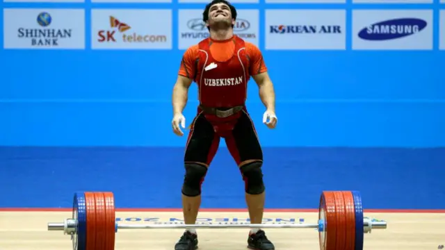 Ўзбекистон ҳисобидаги еттинчи бронза медалини оғир атлетикачиси Улуғбек Алимов (-85 кг) келтирди. 