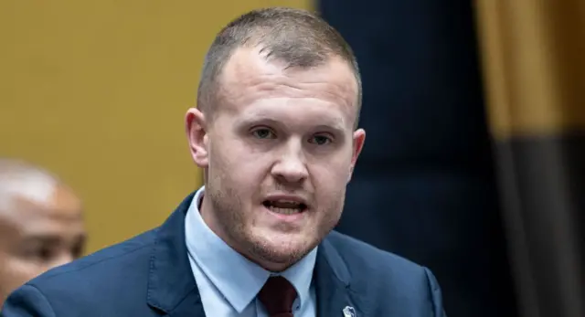 ایان کامرون به همراه دو عضو دیگر کمیته پلیس مجلس در شهرک فیلیپی مورد حمله قرار گرفت