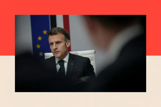 Fransa Cumhurbaşkanı Emmanuel Macron, ulusal savunma konseyi toplantısı sırasında konuşma yaparken.