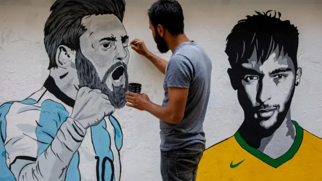  বিশ্বকাপ ফুটবল নিয়ে ঢাকার দেয়ালে গ্র্যাফিটি।