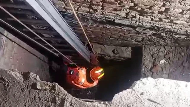 لاہور سیوریج لائن میں خاتون اور 10 ماہ کی بچی گرنے کا واقعہ۔ ریسکیو 1122 کی جانب سے سرچ اور ریسکیو کی کارروائی کی گئی