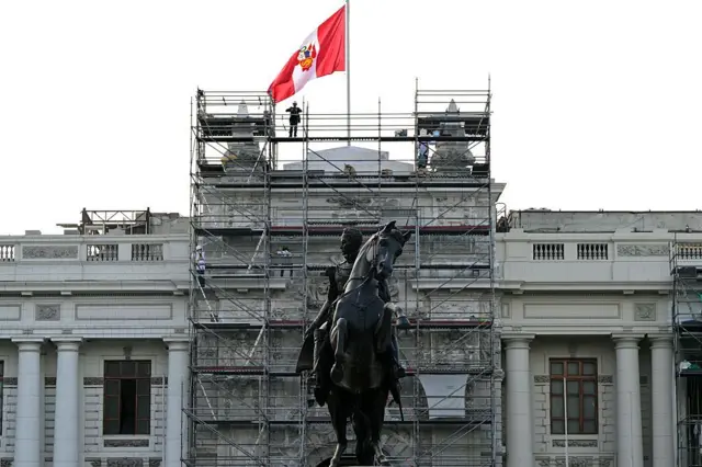 Fachada em obras da sede do Congresso do Peru e o monumento equestre à sua frente