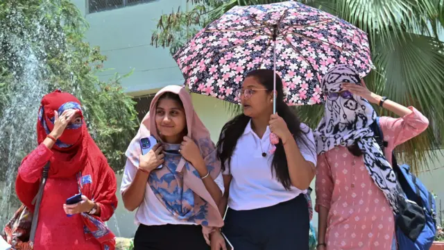 ગુજરાતમાં હાલ ગરમીની શરુઆત થઈ ગઈ છે ત્યારે નવી હવામાન સિસ્ટમ કોઈ આકાર લઈ રહી છે જેની અસરથી ગુજરાતમાં હવામાન પલટાઈ શકે? માર્ચ મહિનામાં હવામાન પલટાશે?, વરસાદ વિશે કોઈ આગાહી છે ખરી? એ ડિજિટલ સ્ક્રીન પર નકશાની મદદથી સમજો આ વીડિયોમાં
વીડિયો : દીપક ચુડાસમા
