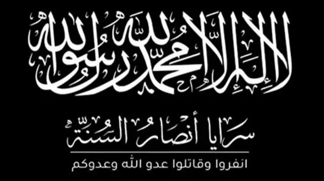 يشبه شعار الجماعة إلى حد كبير الشعارات واللافتات التي تستخدمها الجماعات الجهادية الأخرى