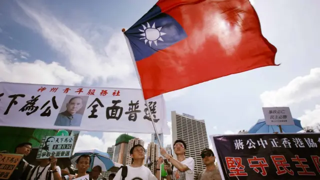 主權移交後香港仍有不少親國民黨團體,圖為2006年親台組織在"七一"遊行中揮舞中華民國國旗。
