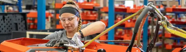 Работница на американском заводе