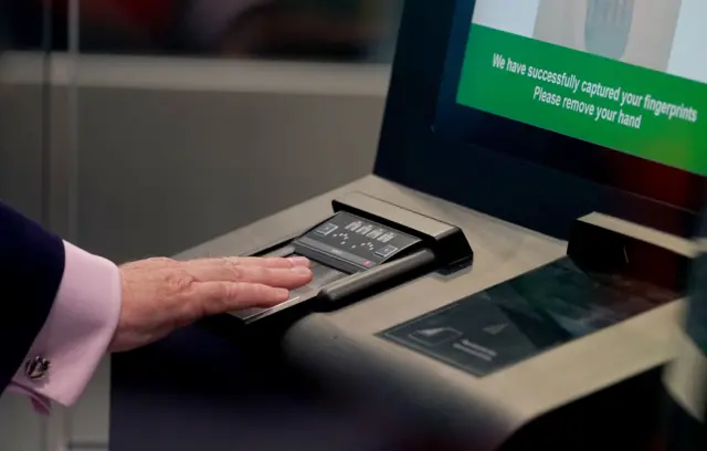 otisci pristiju, skeniranje otisaka prstiju, ekran za uzimanje otisaka prstiju, nova pravila za ulazak u EU, ekran za ostavljanje otisaka prstiju