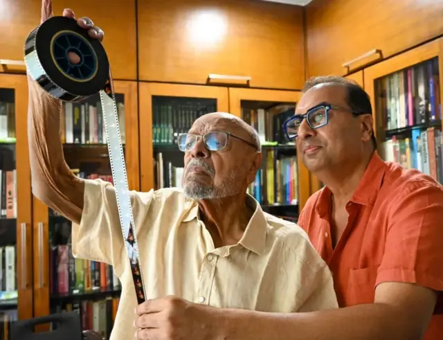 ශිවේන්ද්ර සිං දුන්ගර්පූර් (දකුණේ) සහ ඔහුගේ කණ්ඩායම විසින් චිත්රපටය ප්රතිසංස්කරණය කරන ආකාරය බෙනෙගල් (වමේ) අධීක්ෂණය කළේ ය.