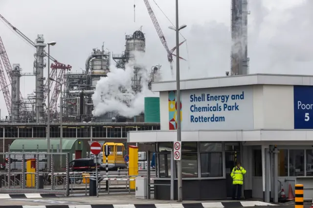 Un agent de sécurité à l'entrée de la raffinerie Shell Plc Pernis à Rotterdam, aux Pays-Bas, le dimanche 11 février 2024. Shell Pernis est située à Rotterdam, au cœur du centre névralgique du commerce pétrolier européen, et dispose d'une capacité de traitement d'environ 400 000 barils de brut par jour.