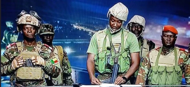 Le lieutenant-colonel Tigri Pascal est le premier à gauche de l'écran, avec les deux mains sur le gilet, au niveau de la poitrine.