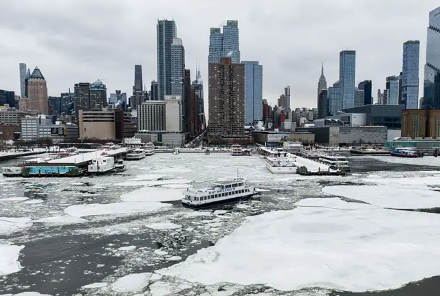 New York'ta Hudson Nehri'nin kısmen donmuş bölümleri görülüyor.