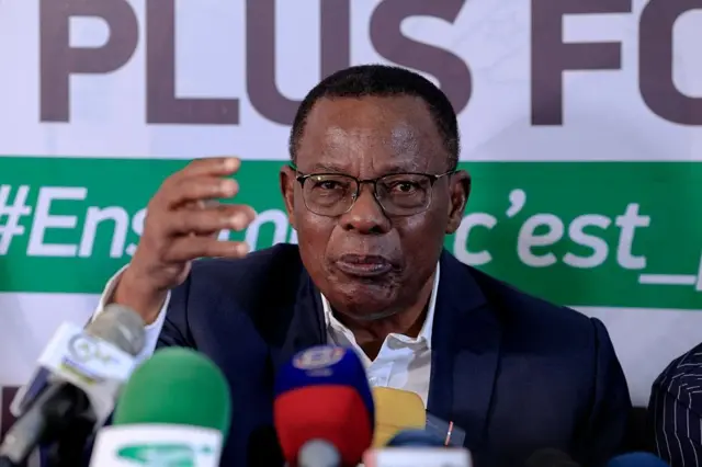 L'homme politique camerounais Maurice Kamto, récemment désigné candidat à la présidence du Mouvement africain pour une nouvelle indépendance et la démocratie (MANIDEM), fait un geste lors d'une conférence de presse à Yaoundé, le 19 juillet 2025.