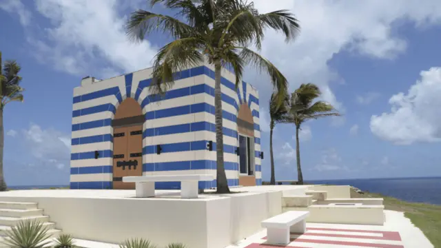 Un bâtiment rayé de bleu et de blanc à Little St. James, l'une des deux îles des Caraïbes appartenant à Epstein