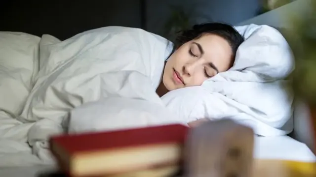 자고 있는 여성