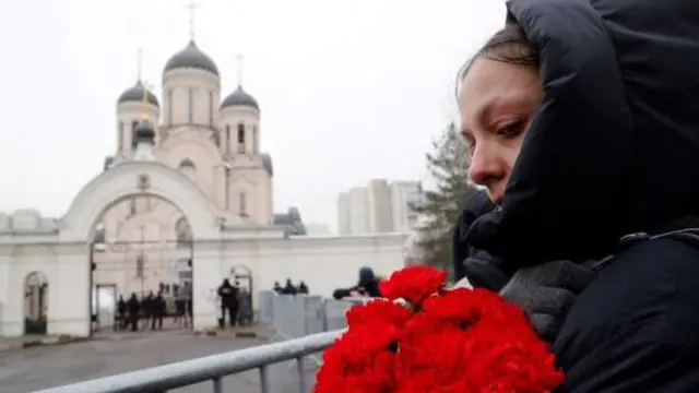Pipo carry flowers to pay respect to Navalny