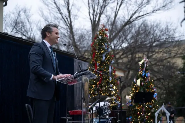 Мудофаа вазири Пит Хегсет Пентагон ҳовлида Рождество байрами маросимида нутқ сўзламоқда, Вашингтон, 2025 йил, 17 декабрь. (Мудофаа департаменти сурати, 1-классдаги кичик денгизчи Александр Кубитса, АҚШ денгиз флоти)