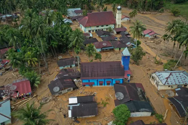 Foto udara suasana perkampungan di Kelurahan Hutanabolon yang luluh lantak akibat banjir bandang di Tukka, Kabupaten Tapanuli Tengah, Sumatera Utara, Minggu (7/12).