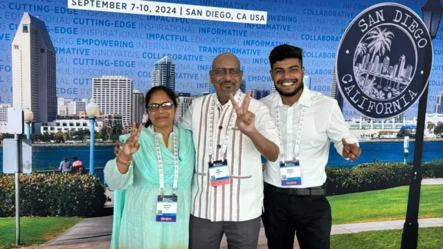 अमेरिका में पुरस्कार मिलने के बाद रवि प्रकाश अपनी पत्नी और बेटे के साथ