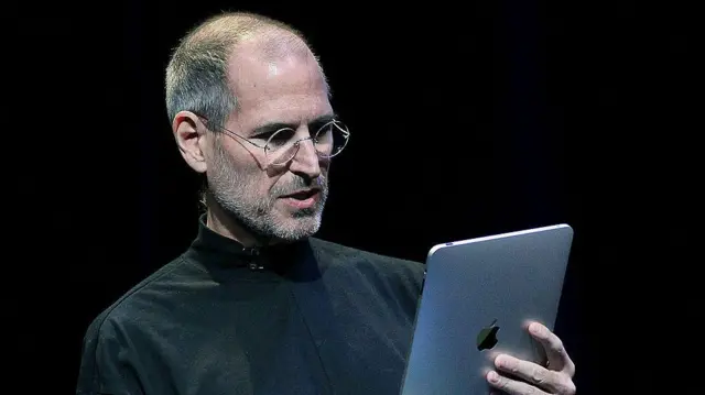 Steve Jobs elinde tabletle
