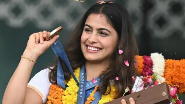 एकाच ऑलिंपिकमध्ये दोन पदके जिंकणारी मनू भाकर ही पहिली भारतीय आहे.