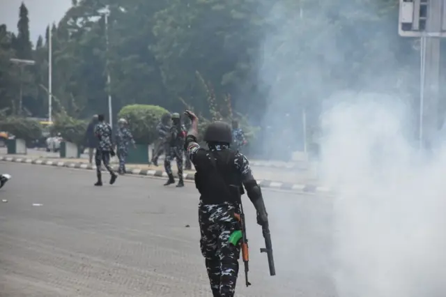 Les forces de sécurité ont lancé des gaz lacrymogènes sur les manifestants le 1er août 2024 à Abuja