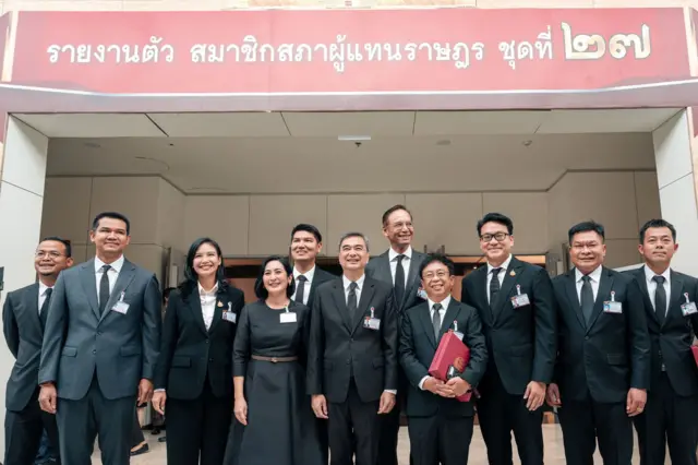 สส. ชุดล่าสุดของประชาธิปัตย์ในระหว่างเข้ารายงานตัวต่อสำนักเลขาธิการสภาผู้แทนราษฎร