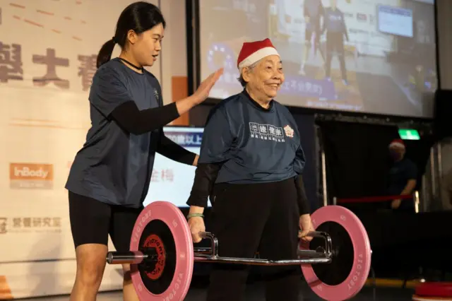 Halter kaldıran 90 yaşındaki bir kadın.