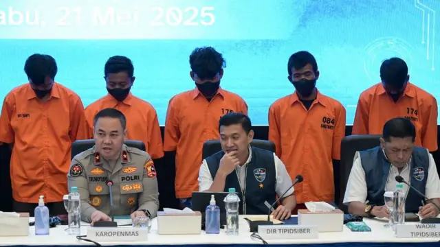 Tersangka dihadirkan saat konferensi pers ungkap kasus asusila dan pornografi di Bareskrim Mabes Polri, Jakarta, Rabu (21/05).