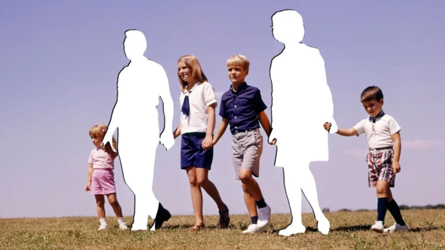 Une illustration montre une photo de famille avec quatre enfants et les parents en blanc.