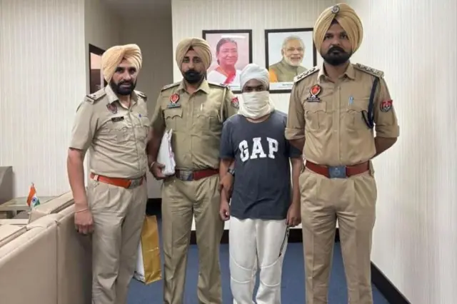 ਪੁਲਿਸ ਦੀ ਗ੍ਰਿਫ਼ਤ ਵਿੱਚ ਮੁਲਜ਼ਮ ਅੰਮ੍ਰਿਤਪਾਲ ਸਿੰਘ ਮਹਿਰੋਂ