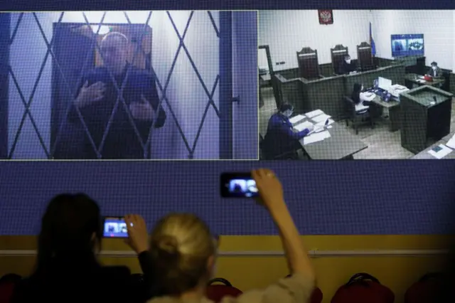 За право читать и писать в заключении Навальный судился с ФСИН (на фото- снимок экранов судебной видеосвязи из колонии ИК-3 в Харпе в январе 2024 года, за месяц до смерти Навального)