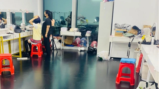 开播前，主播会提前几小时到达公司进行当日的造型设计。