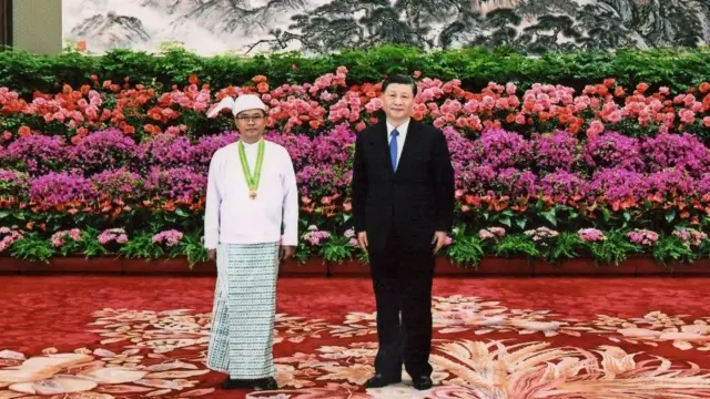 တရုတ်သံအမတ်ကြီးဟောင်း ဦးတင်မောင်ဆွေကို တရုတ်သမ္မတရှီကျင့်ဖျင်နဲ့အတူတွေ့ရစဥ်