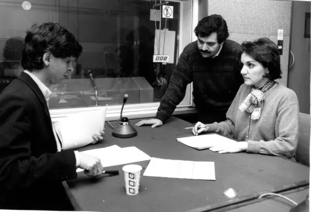 کسرا ناجی (چپ)، باقر معین و معصومه طرفه در دفتر رادیوی بیبیسی فارسی در بوش هاوس، لندن