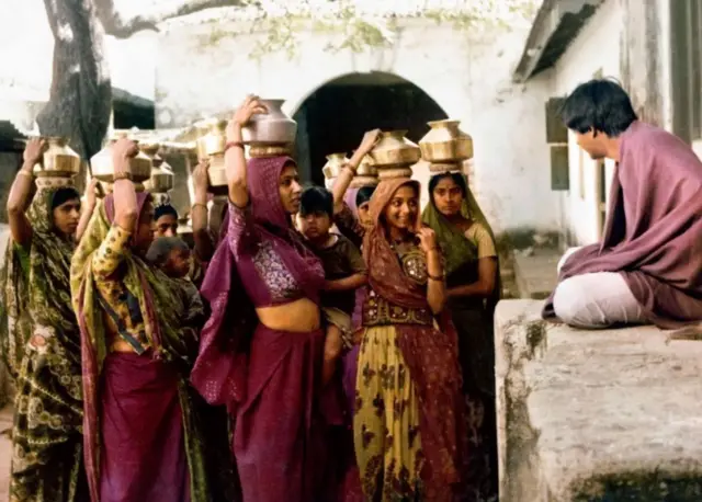 කිරි ගොවීන් විසින් නිෂ්පාදනය කරන ලද චිත්රපටයට, බොහෝ ගම් වැසියෝ රංගනයෙන් දායක වූහ.