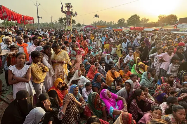 रामलीला देखने के लिए काफ़ी संख्या में इकट्ठा हुए लोग