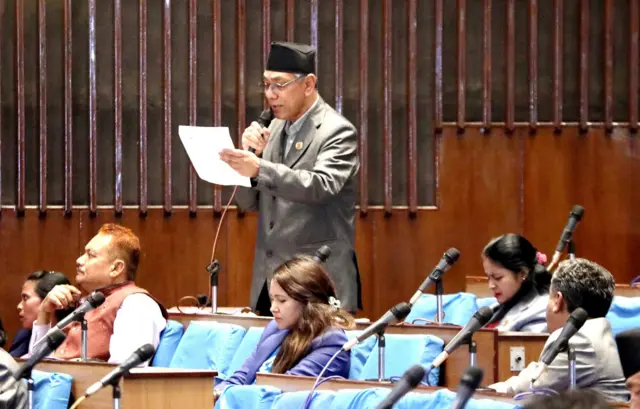 ओली र देउवासहित नेताहरू संसद्मा