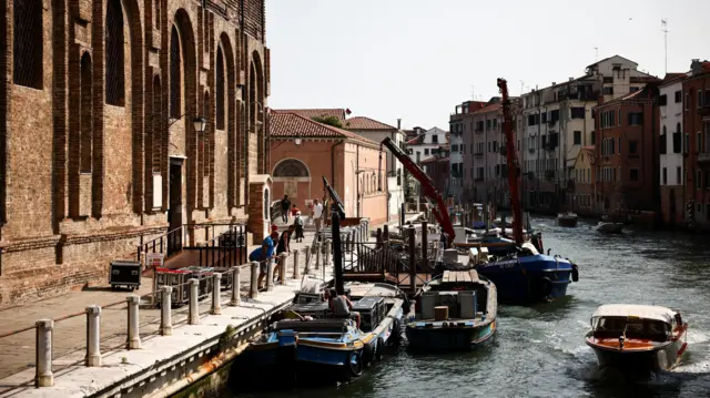 विवाहस्थलबाहिर 