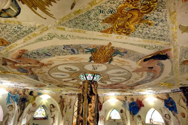 మెటల్స్తో నిర్మించిన హాల్ పైకప్పు