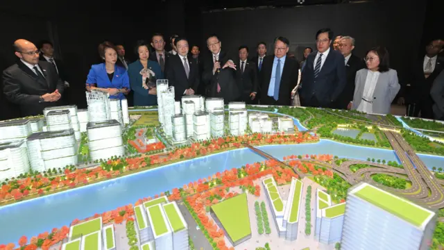 新加坡总理黄循财(前排左四)听取中国香港特区官员介绍河套香港园区(中国香港特区政府新闻处/中新社图片27/3/2026)