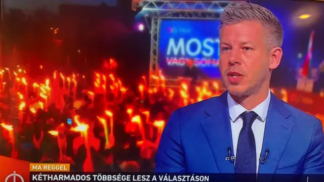 muškarac u plavom odelu u TV studiju, Peter Mađar u TV studiju