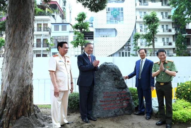 Từ trái sang, Đại tướng Lê Hồng Anh, Tổng Bí thư Tô Lâm, cựu Thủ tướng Nguyễn Tấn Dũng và Bộ trưởng Công an Lương Tam Quang trồng cây lưu niệm trong khuôn viên Trụ sở Bộ Công an mới vào hôm 16/8/2025