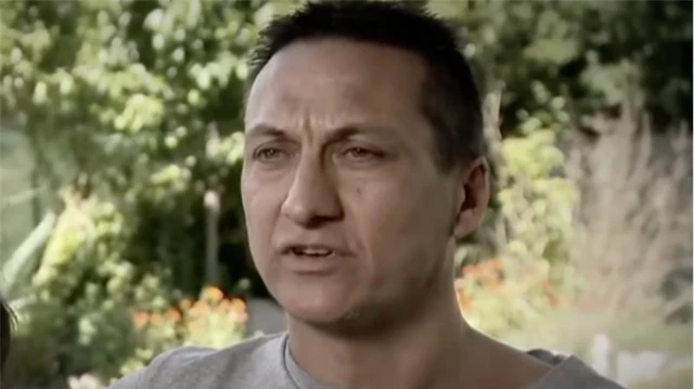 Фото крупним планом чоловіка з коротким темним волоссям