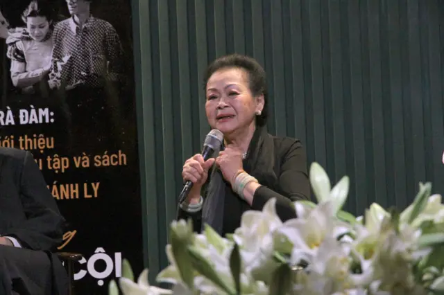 Khánh Ly trò chuyện với khán giả và báo giới tại phòng trà Trịnh Ca ở Hà Nội