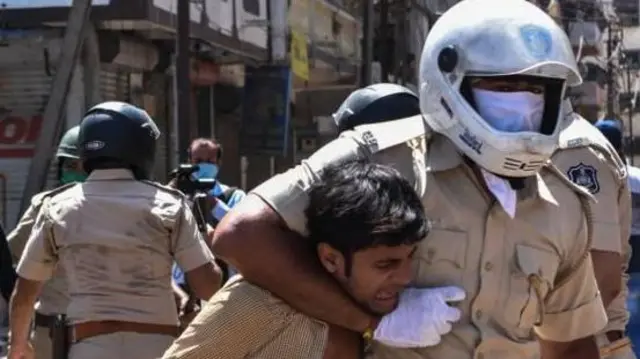 બીબીસી ગુજરાતી, ગુજરાત, બીબીસી, અમદાવાદ, ગુજરાત પોલીસ, પોલીસ ગેરવર્તન અંગે ફરિયાદ માટે હેલ્પલાઇન, 14449, ગુજરાત હાઇકોર્ટ