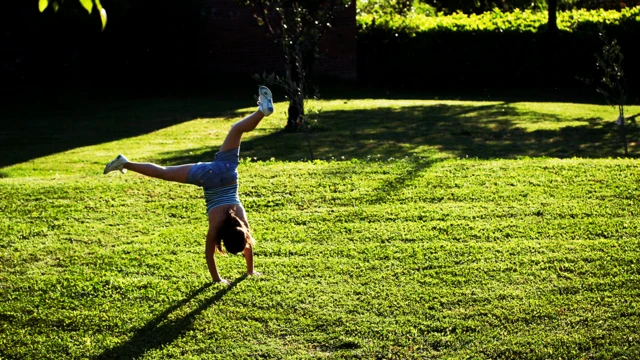 bahçede oynayan bir çocuk