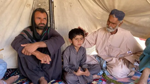 نوکر خان، محمد سلام کے بیٹے کے ہمراہ