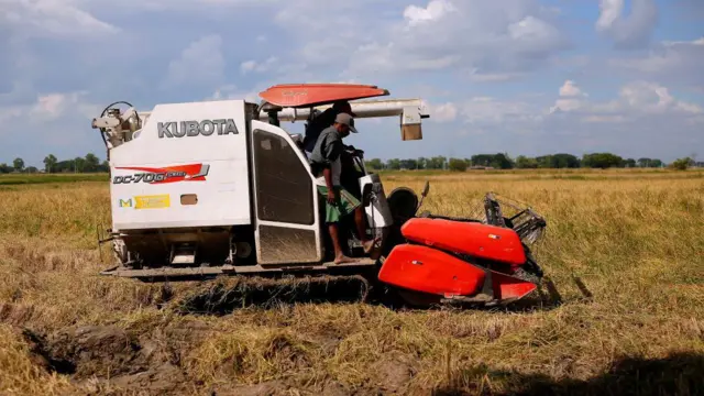 လယ်ထွန်စက်နဲ့ လယ်ထွန်နေတဲ့မြင်ကွင်း