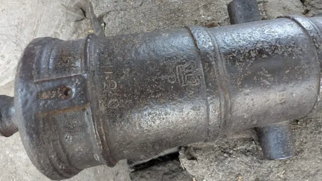 असईच्या परिसरात सापडलेली एक तोफ.