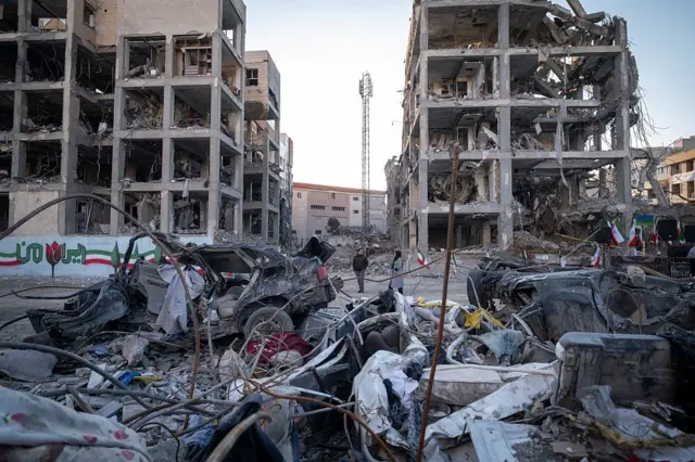 razrušena zgrada u teheranu kao posledica američko-izraelskog napada